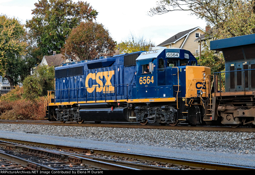 CSX GP40-3 6564 in fresh paint is on Y-101 in Ridgefield Park, NJ 10/31/2024. According to the sources I can find, this locomotive was rebuilt from CSX 6485 Ex C&O 4373, yet it has a nose headlight like former L&N and SCL locomotives had. Apparently CSX i